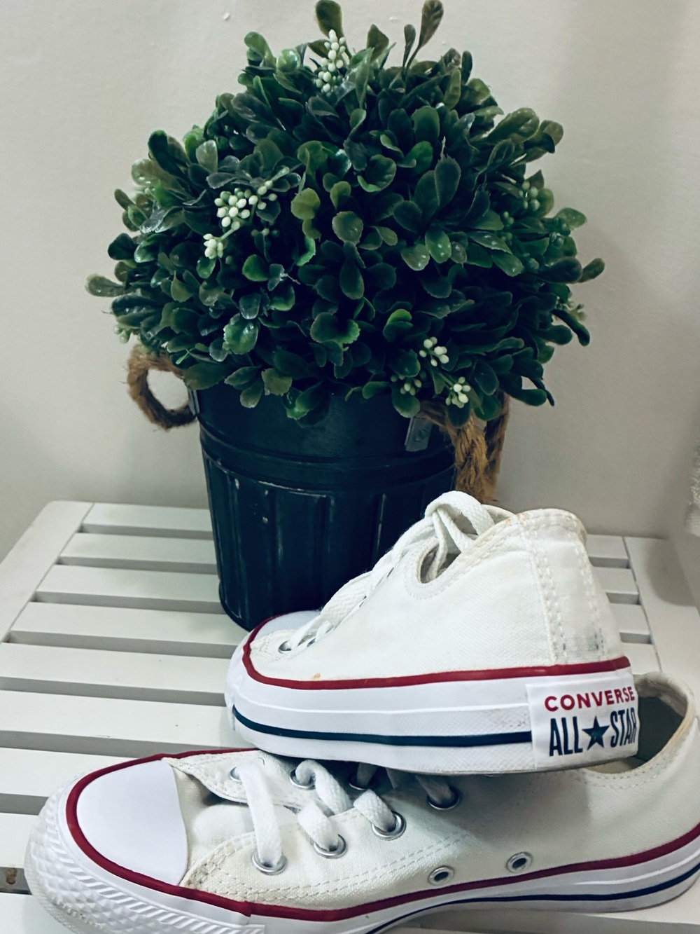 Women’s Converse White Low Top Sneakers with Red & Navy Trim🌺